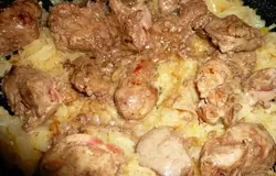 Выкладываем обжаренную печень к луку с яблоком, перемешиваем и тушим все вместе минут 10 (готовность можно проверить, разрезав кусочек печени покрупнее – внутри он должен быть без крови). Время приготовления куриной печени не больше 15 минут, иначе она будет жесткой.