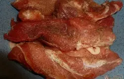 Для приготовления этого блюда лучше выбрать нежирное мясо, которое, если жарить просто так, то можно пересушить, а по этому рецепту оно обязательно останется мягким и сочным. Итак, свинину моем, даем обсохнуть и нарезаем на небольшие кусочки, толщиной примерно до сантиметра. Каждый кусочек солим, посыпаем черным и красным молотым перцем и складываем в подходящую тару. Оставляем в таком виде хотя бы на час, а лучше подержать ночь в холодильнике.