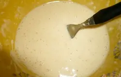 К получившейся смеси добавляем примерно 1/4 часть стакана холодной воды и снова перемешиваем, должно получиться довольно жидкое тесто.