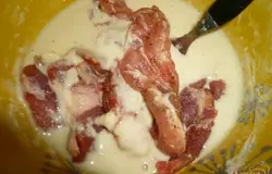 Далее можно обмакивать мясо в кляр по одному кусочку, но ничуть не хуже будет если всё мясо сразу выложить в миску с кляром.