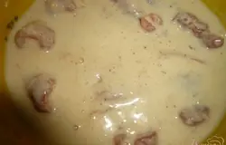 Перемешиваем свинину с кляром.
