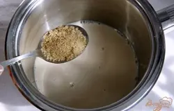 Заварить кофе. В кастрюльке смешать кофе, молоко, сахар. Нагреть до кипения.