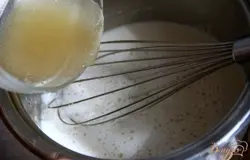 Снять кастрюлю с огня, добавить желатин, быстро размешать.
