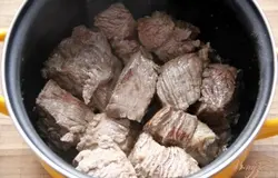 Говядину нарезать крупными кусками (5 х 5), обжарить на разогретом растительном масле со всех сторон до румяности.