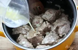 Добавить апельсиновый сок, уменьшить огонь и дать покипеть 2-3 мин.