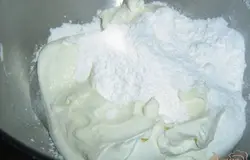 Пока торт остывает мы готовим крем, для этого взбиваем сметану с сахарной пудрой. Если крем приготовить заранее и поставить в холодильник, то к моменту нанесения его на торт крем загустеет и станет таким, как надо!