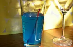 Смешаем в одном бокале водка, ликер и лимонад.