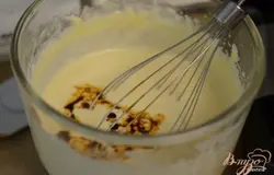 Смешать в чашке растворимое кофе с горячей водой. На средне-высокой скорости взбить сливочный сыр примерно 2 мин. Добавить сахар и взбивать еще 2 мин. добавить ванилин, а затем по яйцу за раз после каждого взбивать. Добавить кофе смешанный и перемешать. Затем сметану и 1 стол.л муки. Перемешать и вылить поверх брауни слоя. Слои не перемешиваются. Поставить в духовку на 30-35 мин. проверяем центр зубочисткой.