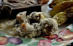 Готово! Накрыть горшочки крышками из теста или просто крышкой и запекать в предварительной разогретой духовке при тем-ре 180-200гр. до готовности.