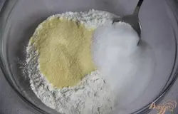 Смешать муку с семолиной (или манкой),сахаром (70г)