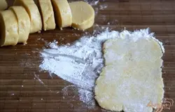 Тесто разделить на шайбы по 1 см и каждую раскатать в форме овала