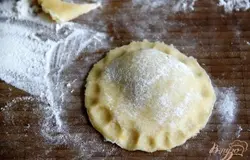 Края печенья прижать. Выпекать на бумаге для выпечки в предварительно нагретой до 180*С духовке в течении 15-20мин (до легкого румянца))