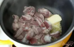 Очищенные помытые куриные желудочки обжарить на сливочном масле (в оригинале они томятся в гусином жиру), подлить немного воды и тушить 1-1,5 часа. По мере надобности подливать воду (мне не потребовалась она совсем). Посолить, поперчить.