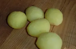 Для приготовления этого блюда можно использовать как мелкий, так и крупный картофель, который нужно отварить, а крупный картофель разрезать на две части. Отварной картофель очищаем, а крупный разрезаем пополам.