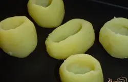 Чайной ложкой удаляем серединку из картофеля,