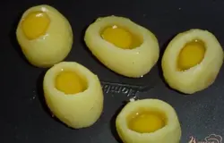 Затем вбиваем внутрь перепелиные яйца, солим и перчим по вкусу.