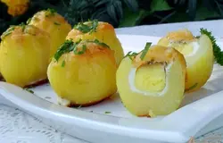 В итоге получаем вкусный картофель с запеченным яйцом внутри, а сверху с хрустящей сырной шапочкой!