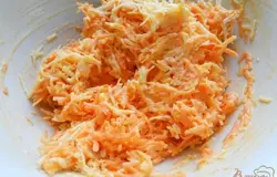 Приготовить салат: морковь и сыр натереть, добавить измельченный чеснок, сметану, майонез. Посолить и перемешать.