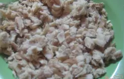 Отварную курицу порезать мелкими кубиками.