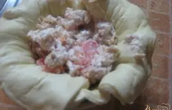 Тесто разморозить. Можно использовать и не дрожжевое, но тогда будет более сухо. Мисочки для запекания, у меня были обычные пиалы, смазать маслом, уложить тесто, наполнить начинкой.