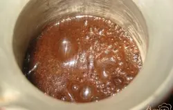 В самую обычную турку положить кофе, залить водой и поставить на огонь. Как только появятся пузырьки и начнет подниматься шапочка, сразу отставляйте. Таку процедуру необходимо повторить 4 раза.