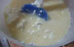 Брынзу разломать и выложить к массе, перемешать уже просто лопаточкой, взбивать больше не нужно.