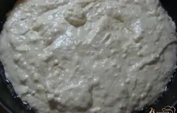 Выложить тесто в форму.