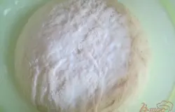 Приготовить дрожжевое тесто, дать хорошо подойти.
