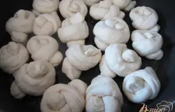 Узелки уложить в глубокую сковроду с оливковым маслом и растопленным сливочным .