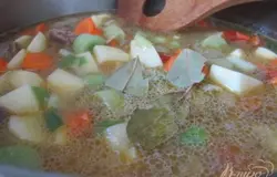 Залить водой ( 2 л.) или мясным бульоном. Посолить, добавить специи и лавровый лист.Накрыть крышкой и тушть до готовности овощей.За 5 мин. до окончания варки выложить на поверхность картофеля готовые штрудли.
