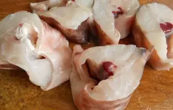 Нарезать кусочками. Сбрызнуть лимонным соком, посолить, поперчить, посыпать специями.
