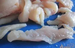 Куриную грудку нарезать на тонкие пластинки.