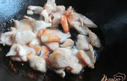 В сковороде на оливковом масле обжарить мясо до румяного цвета.