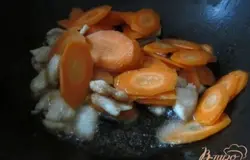 Сначала добавляем нарезанные кусочки моркови. Перемешать и оставить на 5 мин.