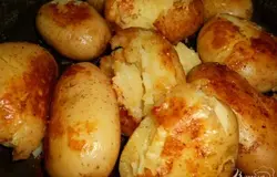 Поставить сковороду с картофелем снова на огонь. Варить, не накрывая крышкой, пока испарится вся жидкость. После, оставить сковороду еще на 5 минут (нужно чтобы картофель немного обжарился). Перевернуть и также обжарить с другой стороны.