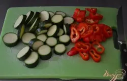 Овощи приготовим и нарежем заранее.