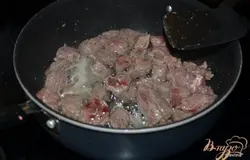В кастрюле с тяжелым дном или на сковороде разогреем на средне-высоком огне масло. Добавим говядину и обжариваем пока не перестанет быть розовым. Снять с огня и посолить ,переложить в блюдо.