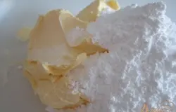 Мягкое сливочное масло (или маргарин) растереть с сахарной пудрой.
