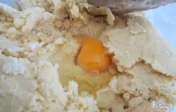 Выбить яйцо.