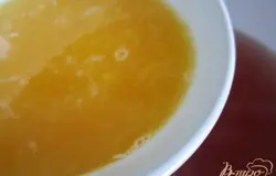 Сок влить в чайную настойку.Добавить мед по вкусу.