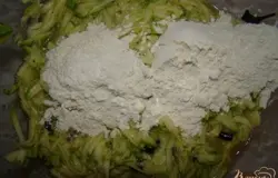 Добавить 2 ст. ложки муки, перемешать.
