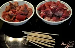 Поставить сковороду на огонь разогр.масло для жарки.Мясо чередуя говядина свинина нанизать на дерев. шпажки. Посолить и поперчить.