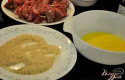 Затем мясо в шпажках окунать сначала в яйцо, а потом в панировку.