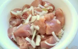 Куриное филе помыть, обсушить салфетками и порезать кусочками размером примерно 3х2.5 см. Луковица нарезать четверть кольцами и добавить к мясу, перемешать.