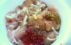 Добавить к мясу кетчуп, горчицу, соевый соус, мед, растительное масло, имбирь, кориандр, соль и перец по вкусу.