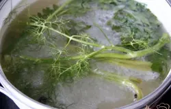 Влить в кастрюлю воду, добавить растительное масло, уксус , соль, сахар. Довести до кипения. Когда жидкость закипит,добавить лаврушку, петрушку, укроп, стебель сельдерея, зубчики чеснока. Варить 10 мин.