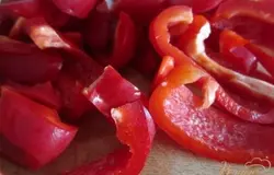 Перец почистить от семян и нарезать на дольки.