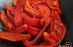 Обжарить на оливковом масле в течении 10 мин.Посолить по вкусу.
