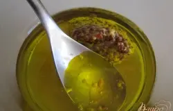 Для соуса смешать по вкусу оливковое масло, лимонный сок, мед, горчицу и рассол.
