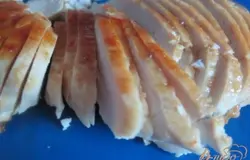 Грудкам дать немного остыть и нарезать тонкими ломтиками.